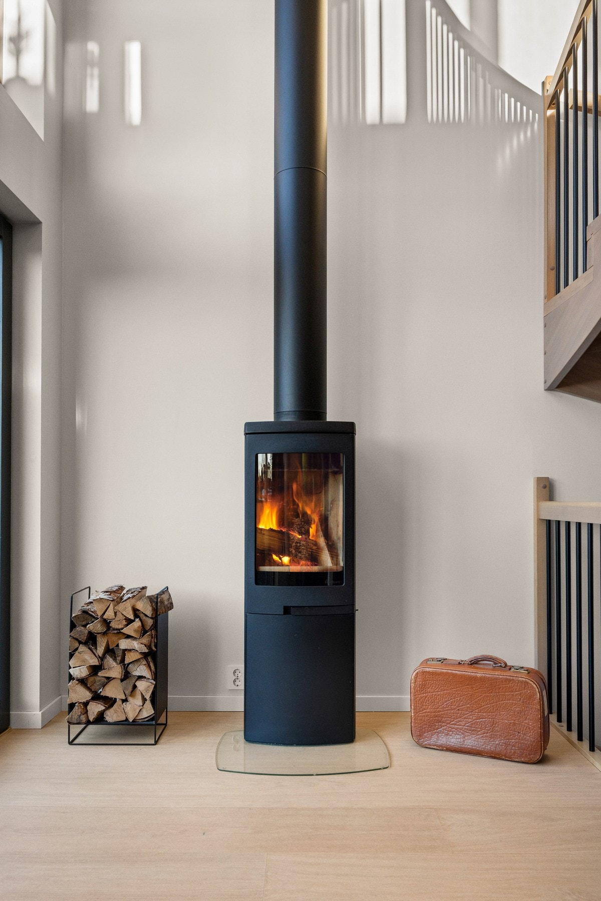 Her er det en flott vedovn med stålpipe. Galleribilde