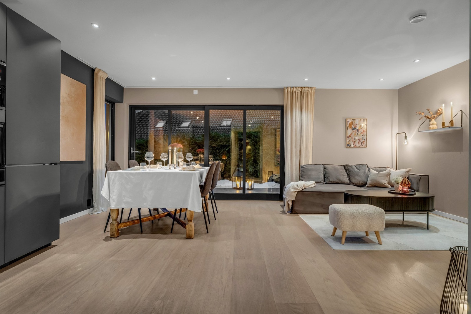 I boligens 1. etasje er det stue, kjøkken, entré og wc/vaskerom. Galleribilde