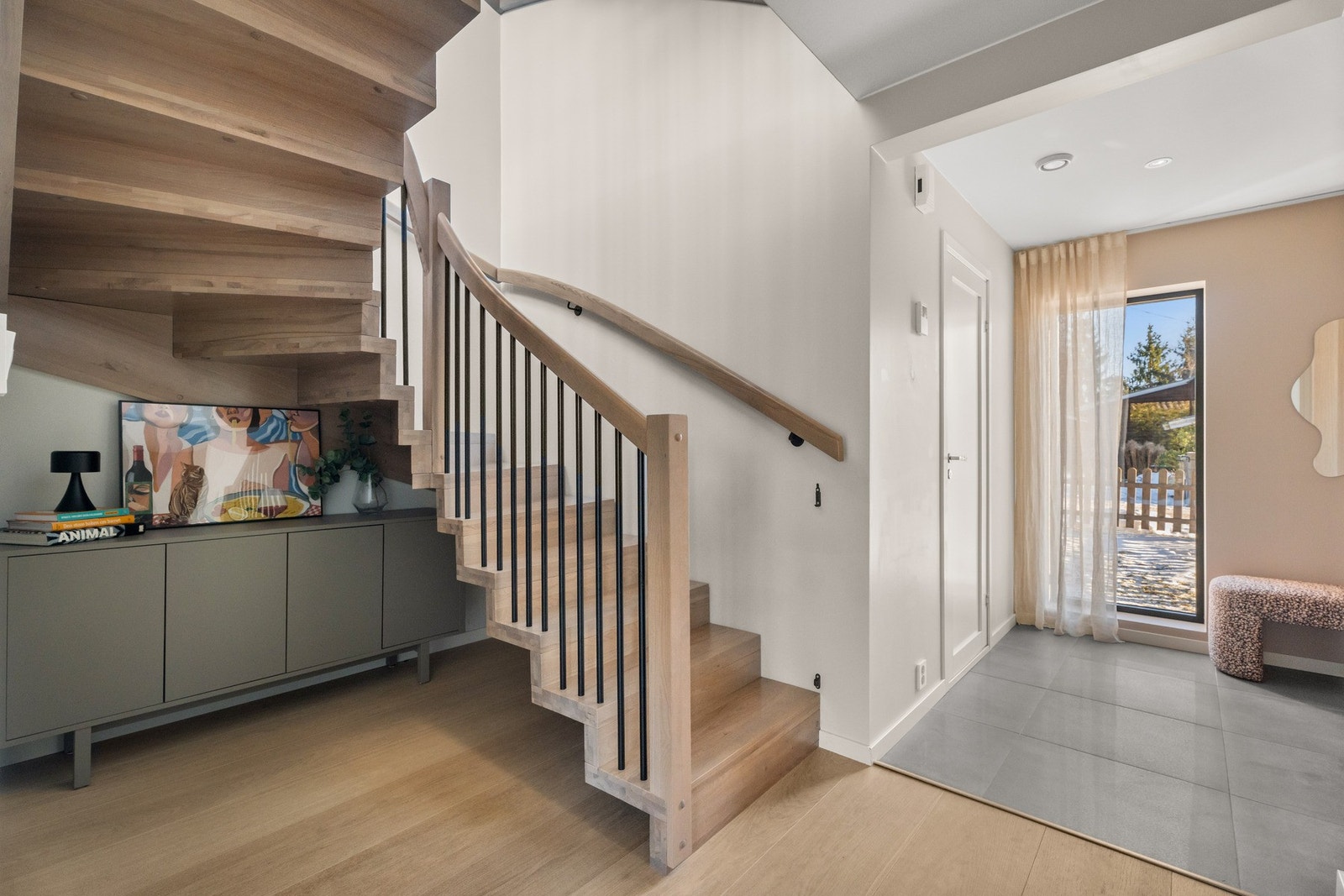 Lyst og moderne. Boligen har et fint trapperom. Galleribilde