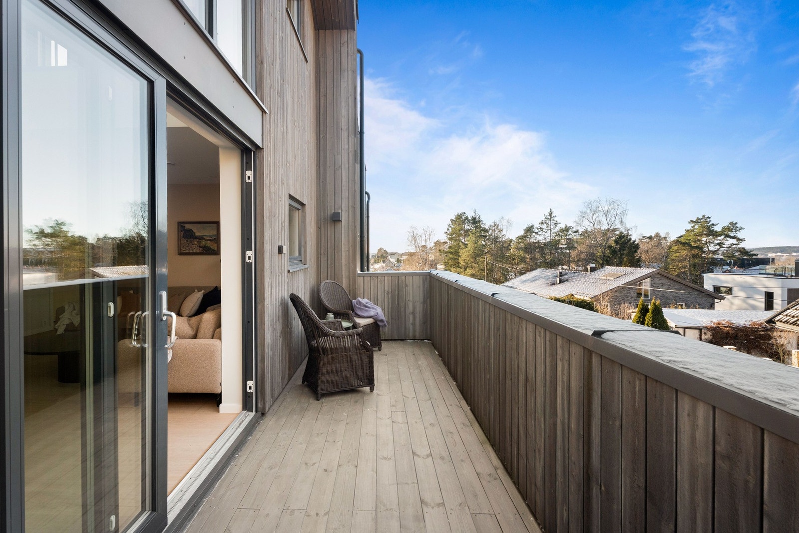 Stuen i 2. etasje har også skyvedør i glass, ut til denne fine balkongen på 10 kvadrat. Her har man fin utsikt mot vest. Galleribilde