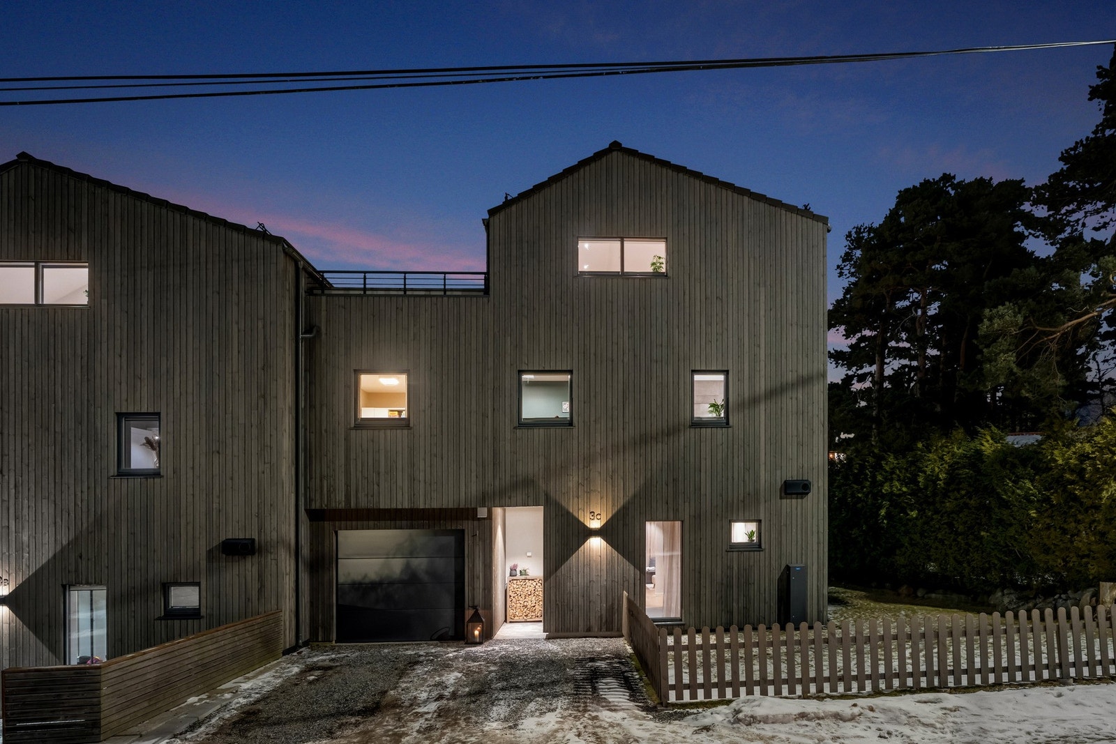 Her har du parkeringsplass for 2 biler i gårdsplass, i tillegg til plass til 1 bil i garasjen. Beliggenheten på enden gir en fin liten gressplen rundt deler av boligen. Galleribilde