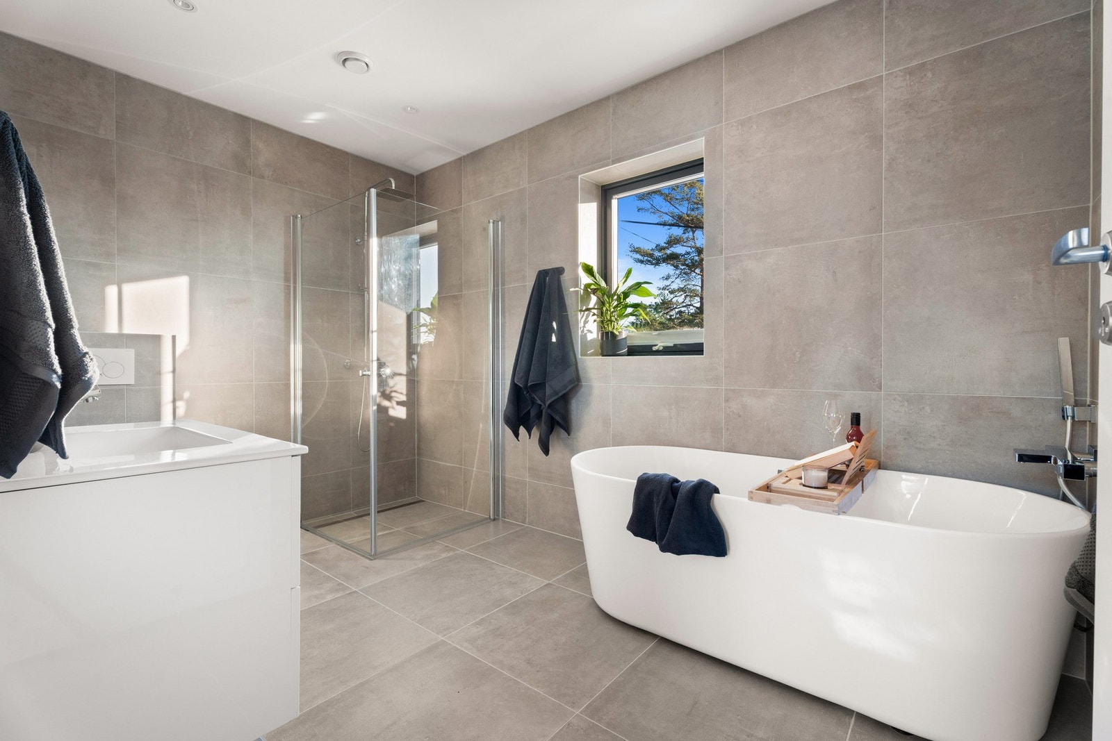 Badet i 2. etasje har både badekar og dusjnisje. Galleribilde