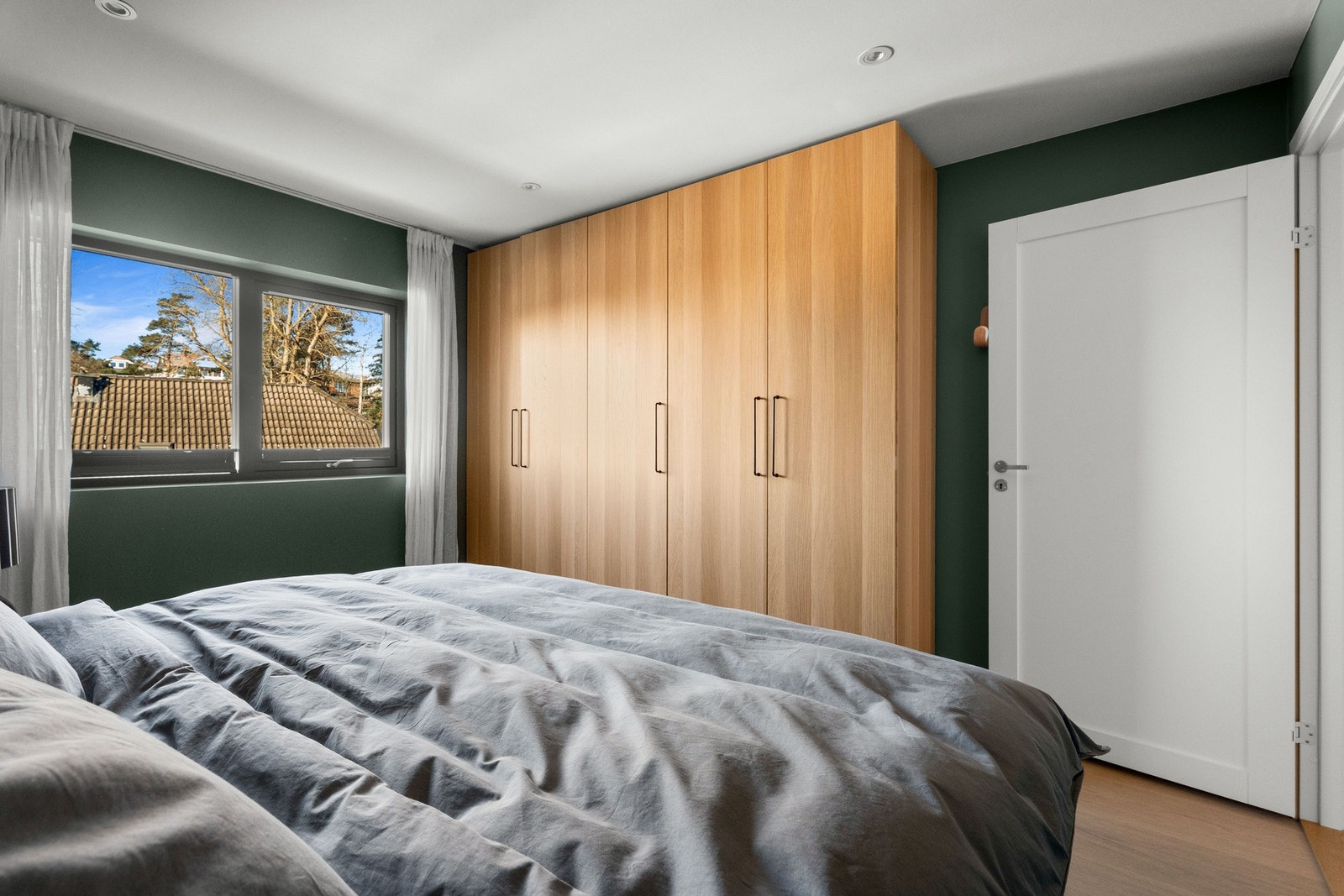 Rommet er utstyrt med en god garderobeløsning. Galleribilde