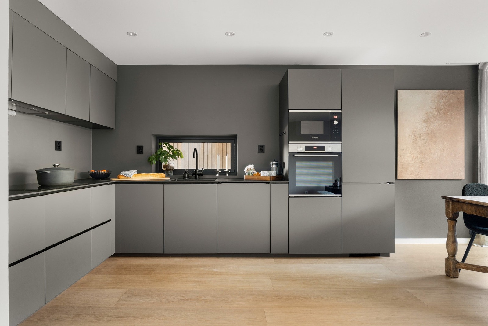 Boligen har et moderne kjøkken med integrerte hvitevarer. Hvitevarene på kjøkkenet medfølger. Galleribilde