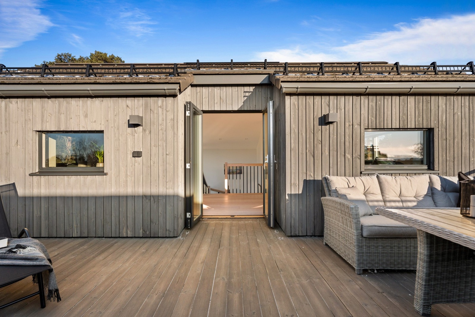 Utgang til takterrassen via dobbel glassdør. Galleribilde