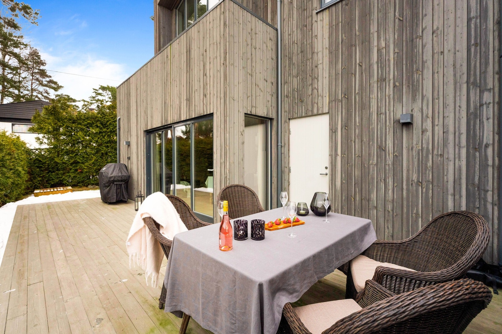 I bakkant av garasjen er det en praktisk bod. Boden har også inngang fra baksiden av boligen ved terrassen. Galleribilde