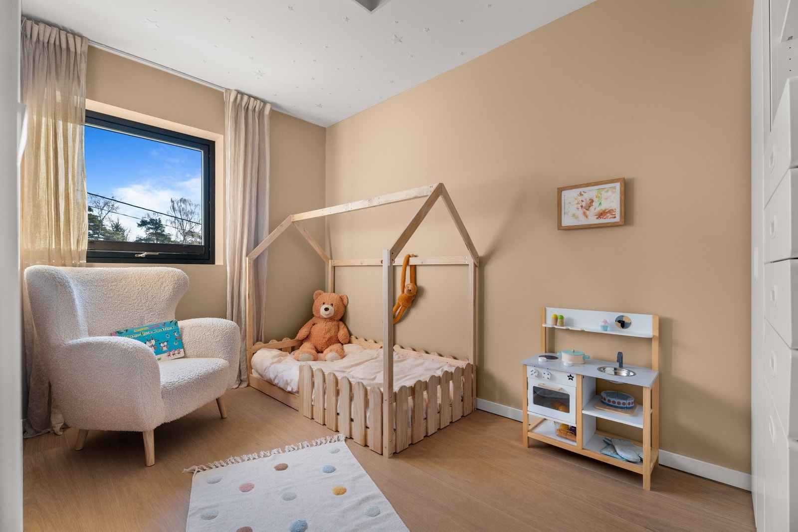 Disse er også utstyrt med garderober. Fine fargevalg på veggene. Galleribilde