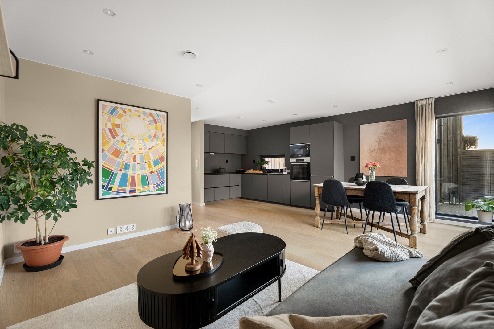 Lyst og moderne, med parkett på gulv og slette vegger. Det er leddownlights i himlingen, og boligen har balansert ventilasjon. Galleribilde