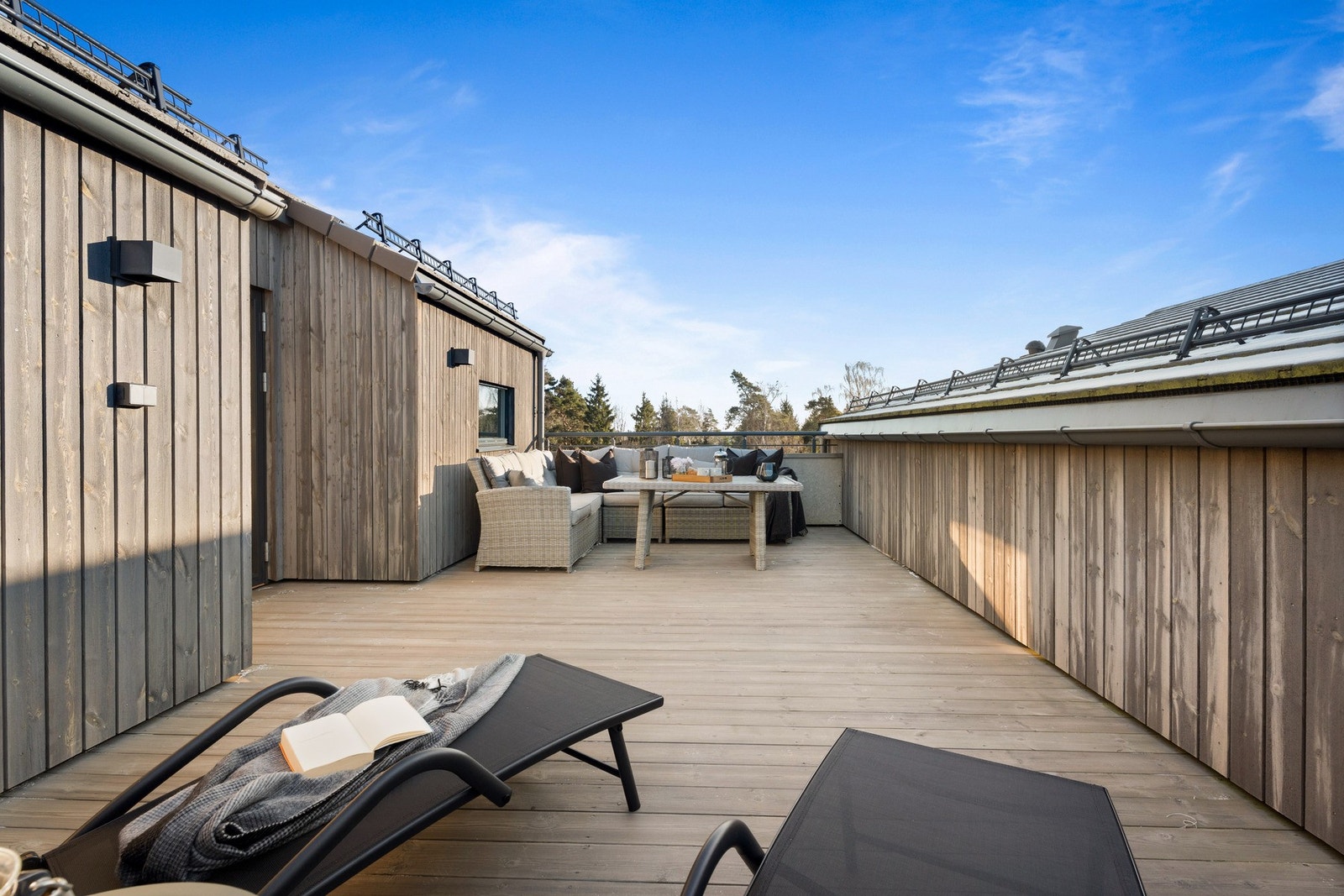 Takterrassen er på 28 kvadrat, med god plass til flere typer møblering. Galleribilde