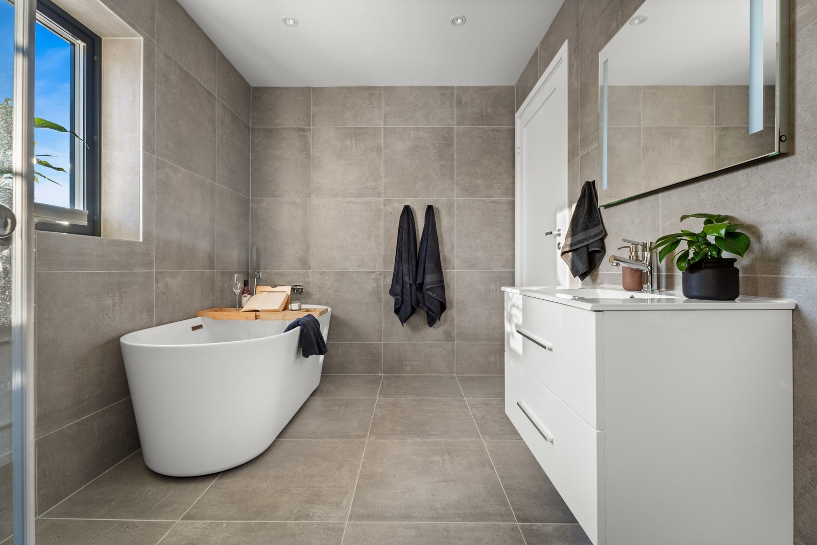 Vindu på badet gir et fint lys og god romfølelse. Rommet har selvfølgelig varmekabler i gulvet. Galleribilde