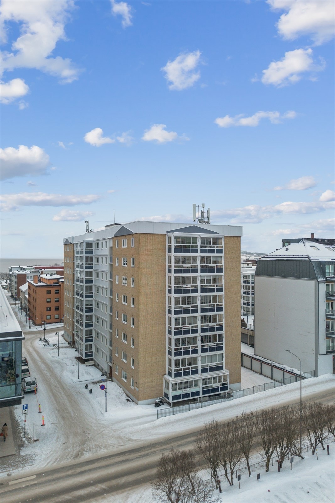 Mjøsa med gode bademuligheter og turmuligheter, samt skatepark, volleyballbane, basketballbane og stupetårn ligger ca 300 meter unna. Galleribilde