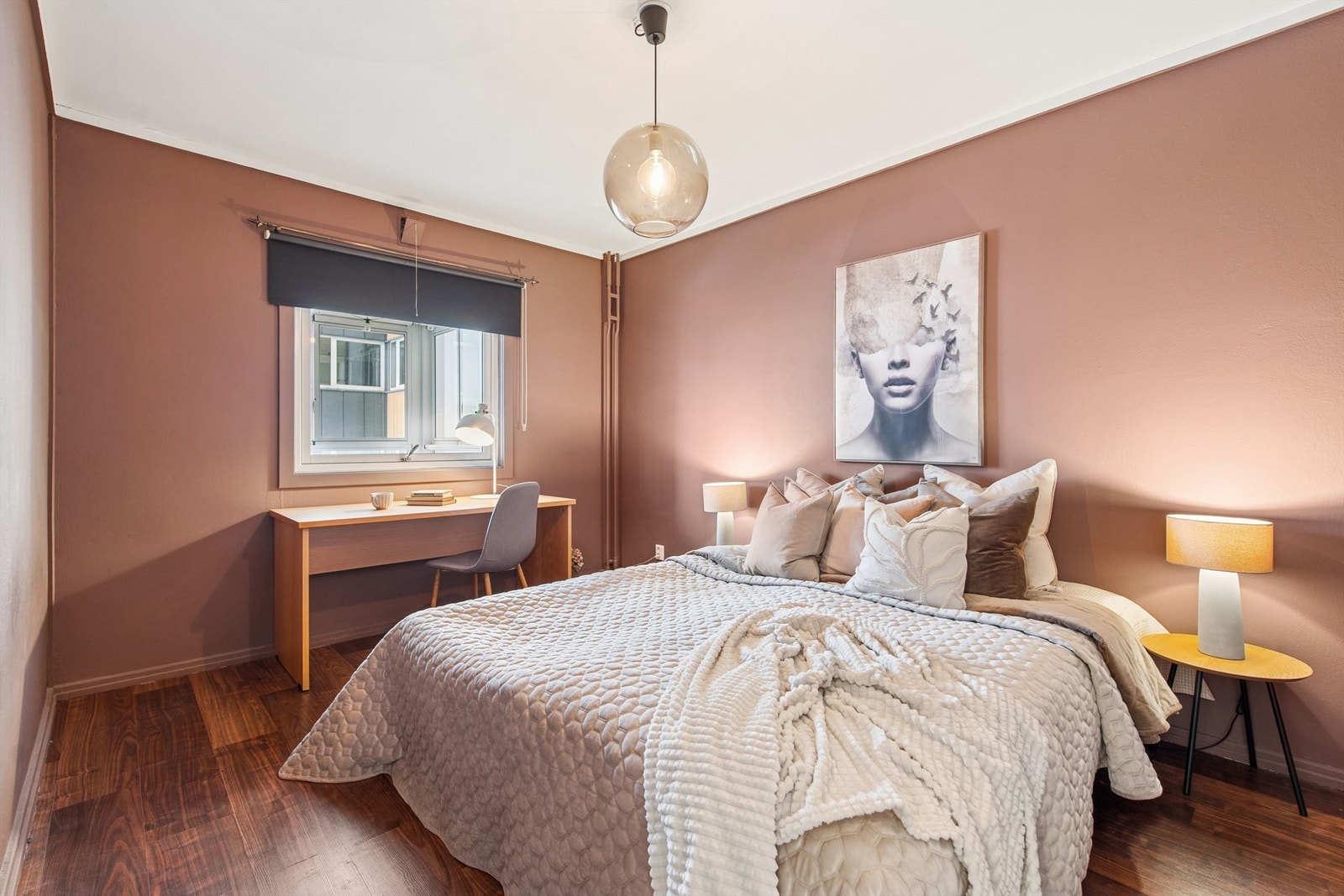 Svært romslig soverom med plass til både dobbeltseng og annet møblement. Galleribilde