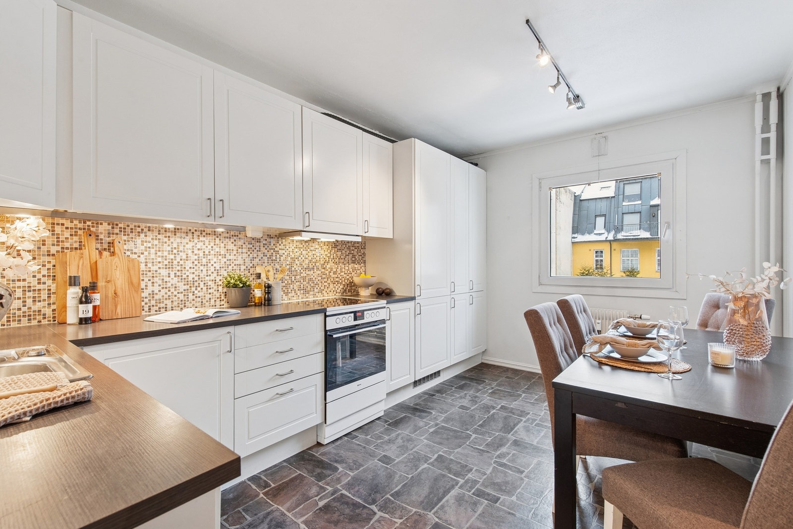 Kjøkkenet har en praktisk utforming med HTH-innredning, integrerte hvitevarer som oppvaskmaskin og kjøleskap, samt frittstående komfyr. Galleribilde