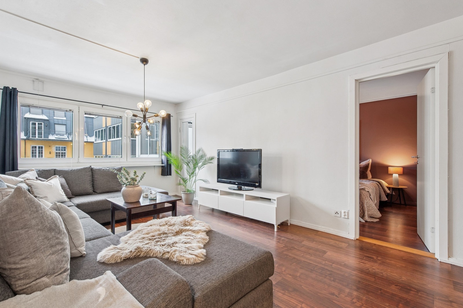 Stuen er romslig med god plass til sofagruppe og opplegg for TV. (Foto: EFKT v/Pål Godager) Galleribilde