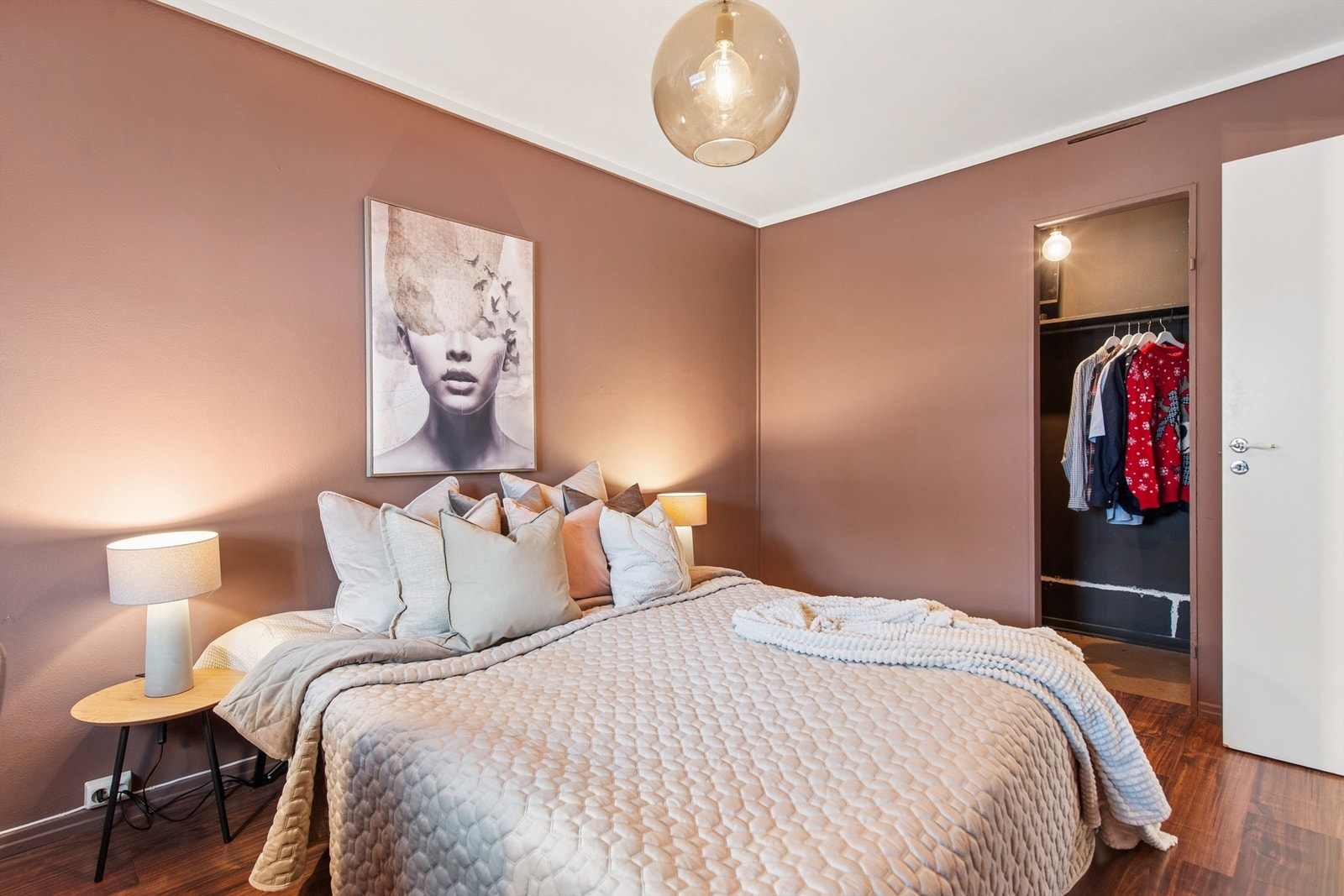 I tilknytning soverommet finner vi også et praktisk garderoberom/bod. Galleribilde