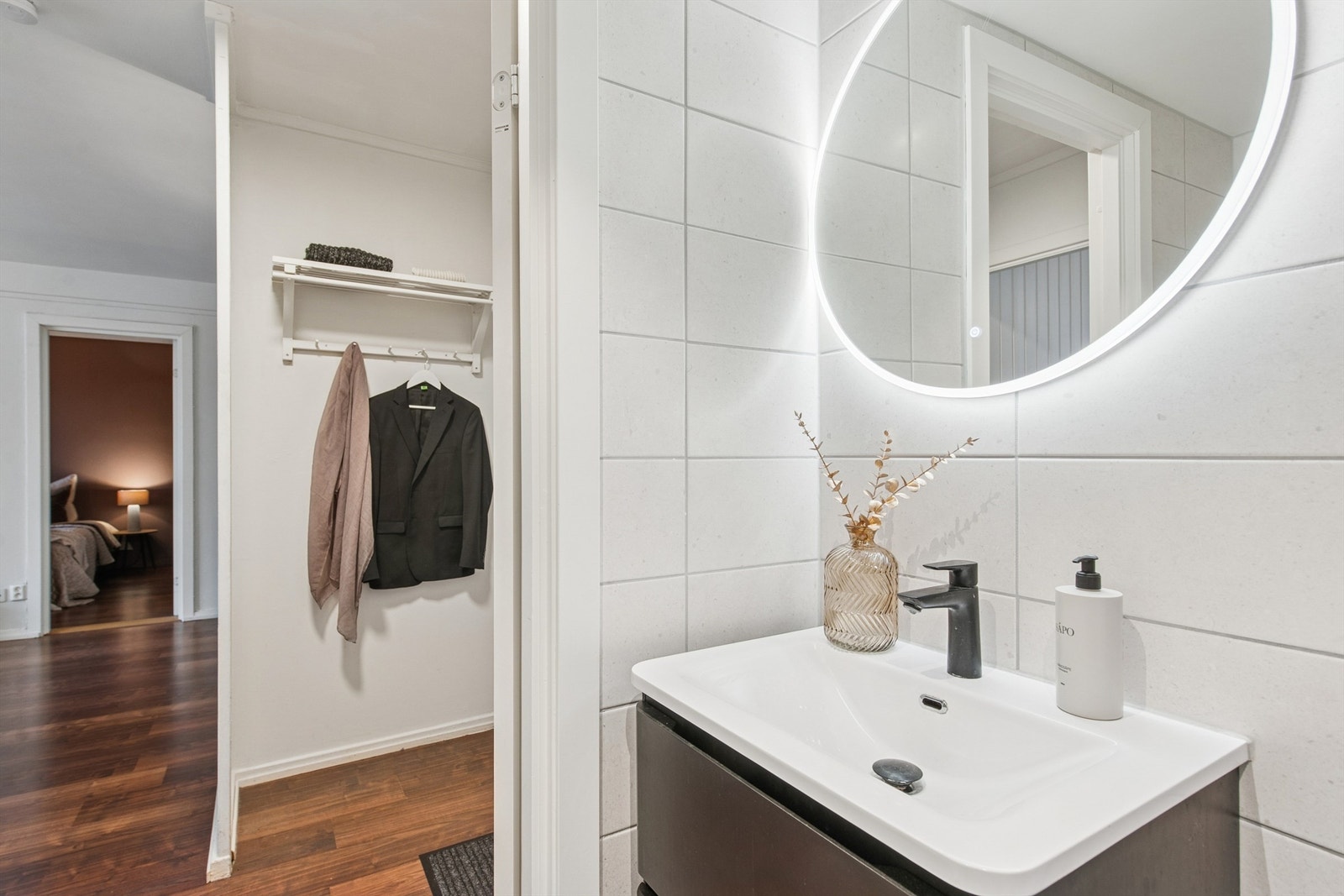 Her er det flislagte overflater, pen innredning, gulvvarme, dusjhjørne og vegghengt toalett, samt opplegg for vaskemaskin. Galleribilde