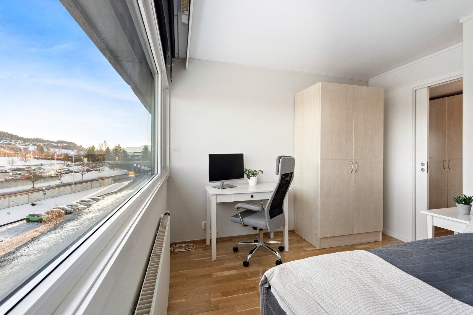 Her er det plass til hjemmekontor, studiepult eller gameingstasjon i tillegg til garderobeskap Galleribilde