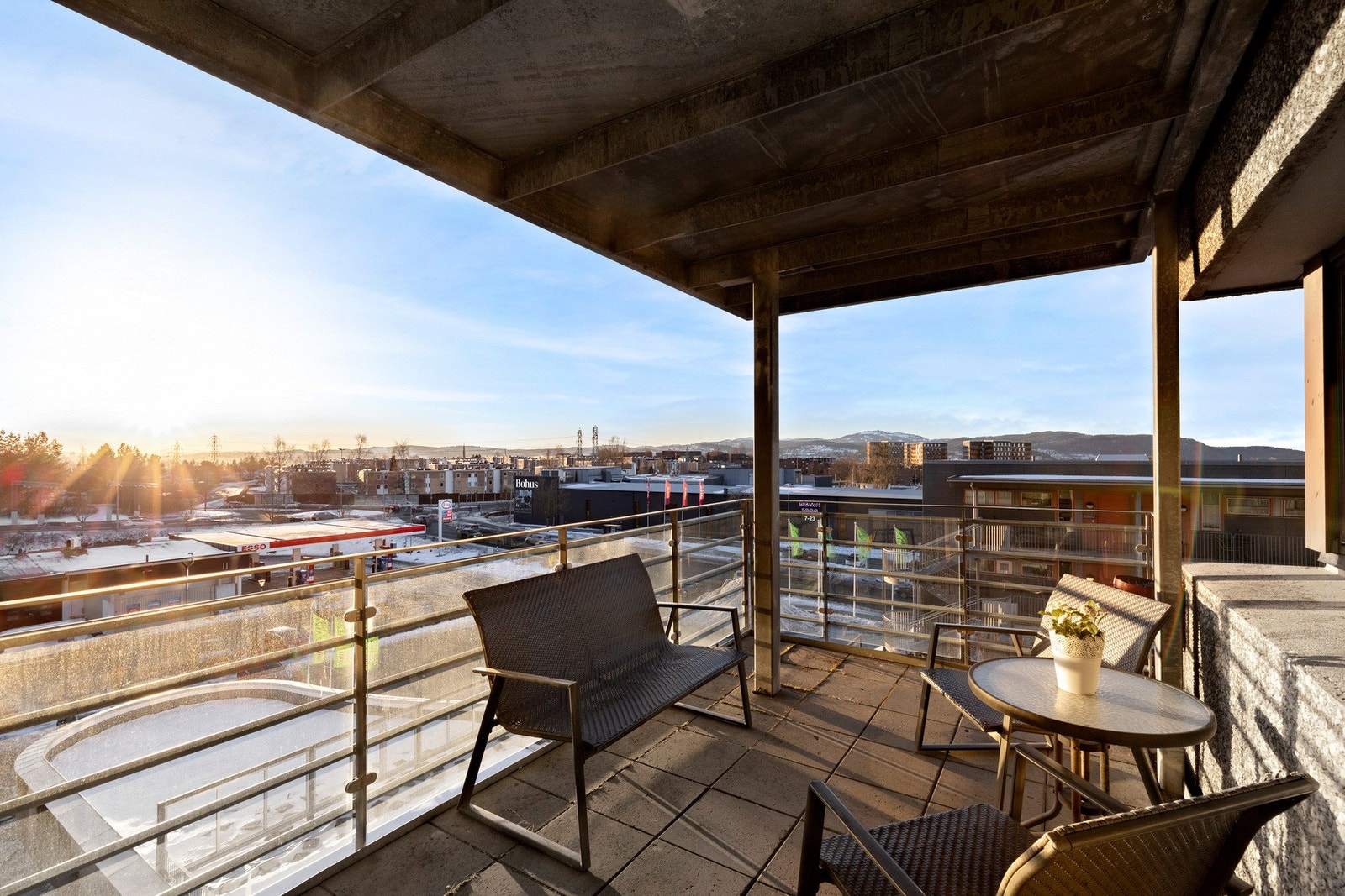 Hver etasje har en felles balkong hvor beboerne kan nyte gode solforhold og utsikt over Trondheim. Det finnes også en elles takterrasse i 2.etasje Galleribilde