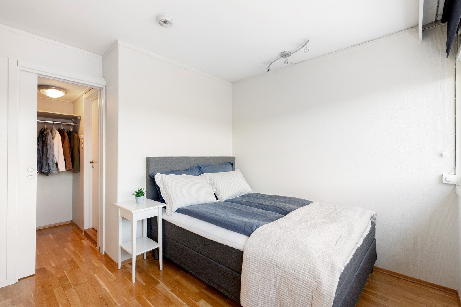 Soverommet på 9,7 kvm har god plass til dobbeltseng og kan innredes på flere måter Galleribilde