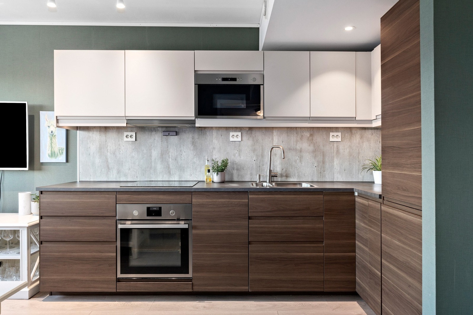 Kjøkkenet fra 2018 byr på god størrelse, integrerte hvitevarer som platetopp, stekeovn, oppvaskmaskin, kjøl-og fryseskap samt mikro. Det har også godt med benke- og lagringsplass Galleribilde