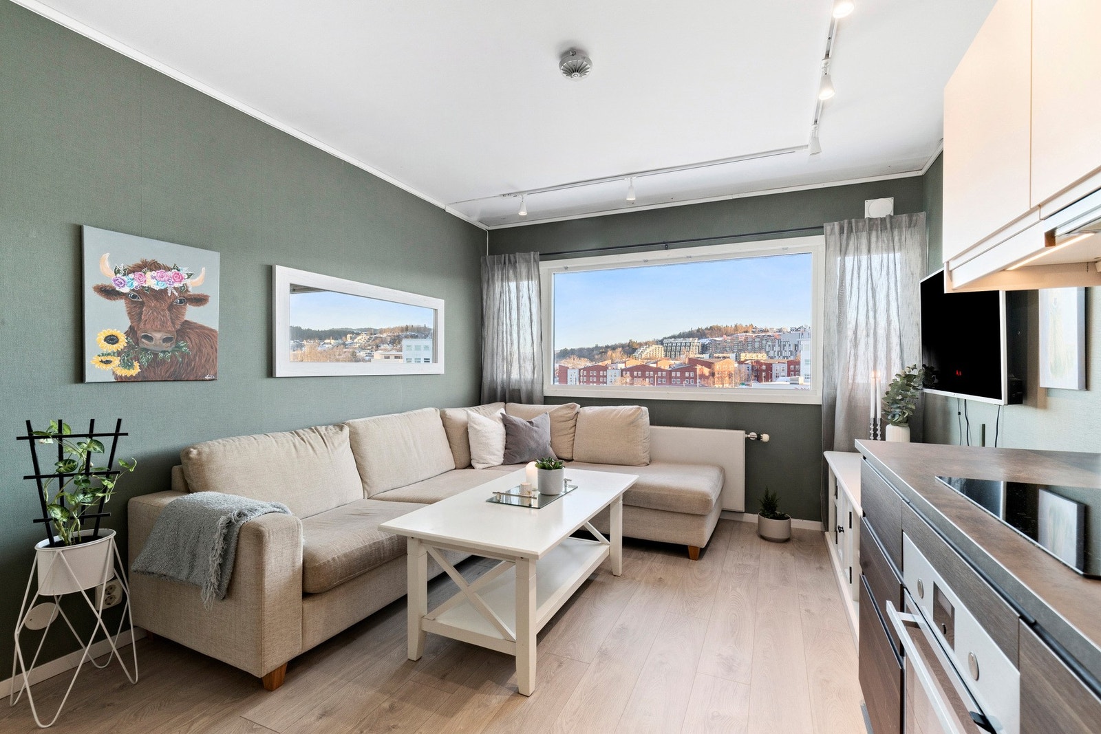 På stuen er det plass til å innrede flere løsninger - stor hjørnesofa, eller en mindre sofa med et lite spisebord på siden Galleribilde