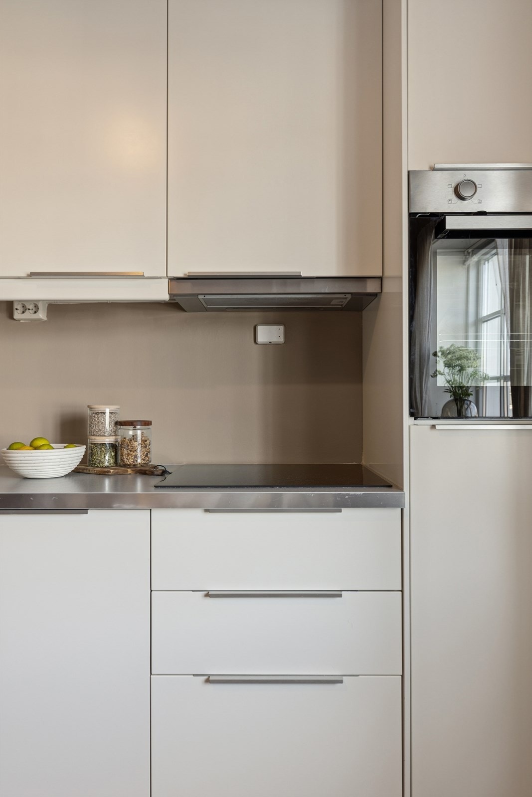 Benkeplaten er av laminat. Komfyrvakt. Kjøkkenventilator med avtrekk ut. Galleribilde