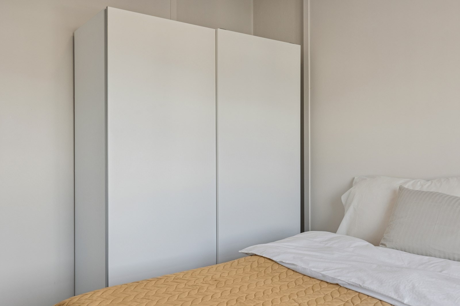 Praktisk skyvedørsgarderobe. Galleribilde