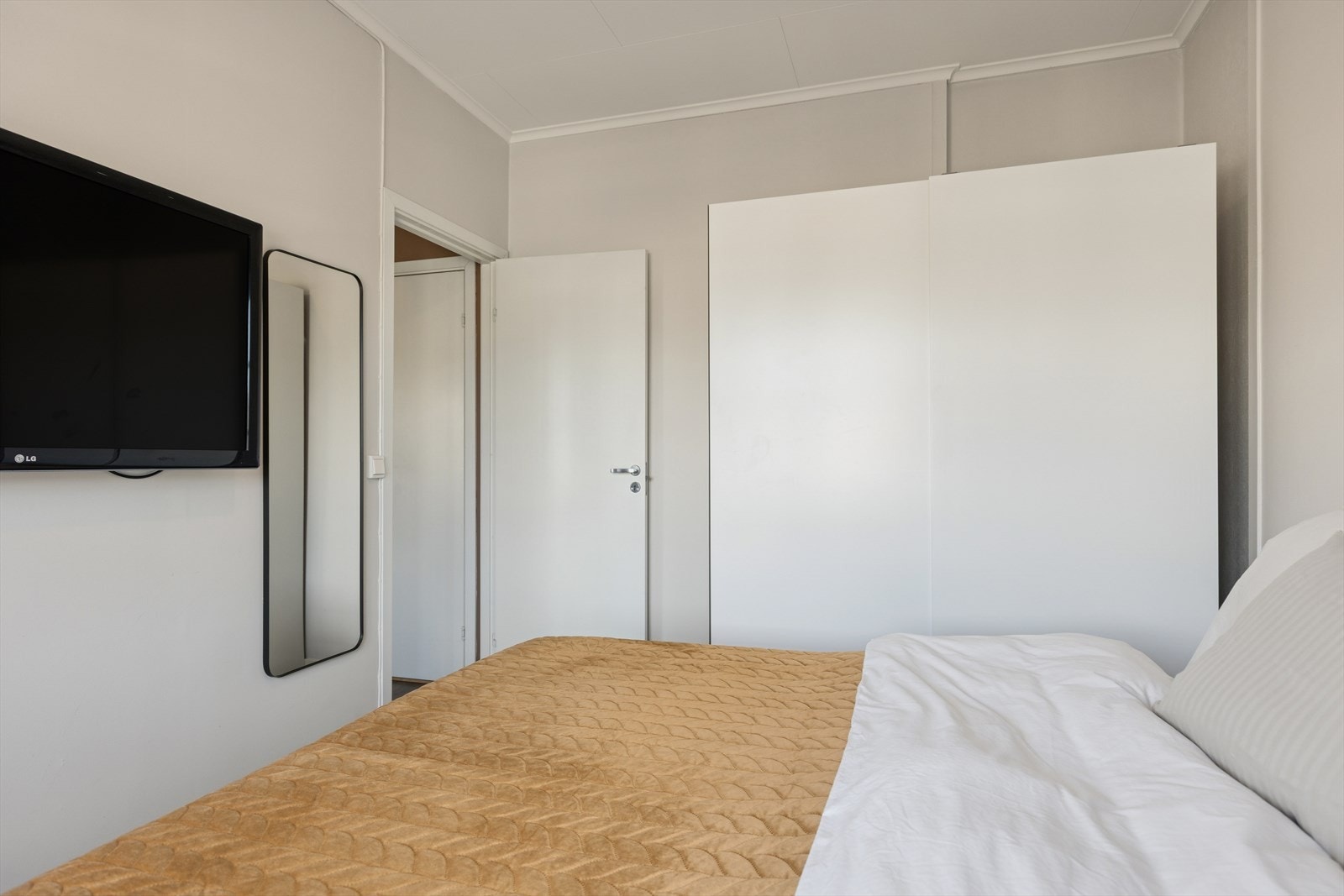 Hovedsoverom med god plass til dobbeltseng og nattbord. Galleribilde