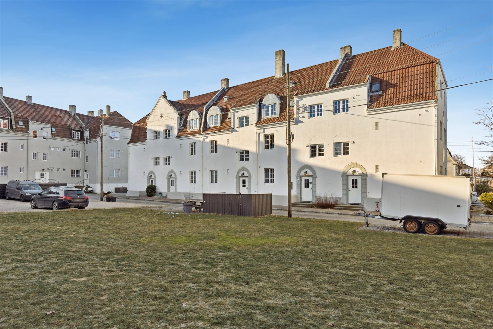 Det som i dag heter Hauge Bygård (tidligere Boligsameiet Kommunegården) i Haugesund, er gjerne like kjent som De tusen hjem på Hauge. Eiendommen ble bygget i 1921, senere oppusset i 2016/2017 og inneholder 54 leiligheter. Galleribilde