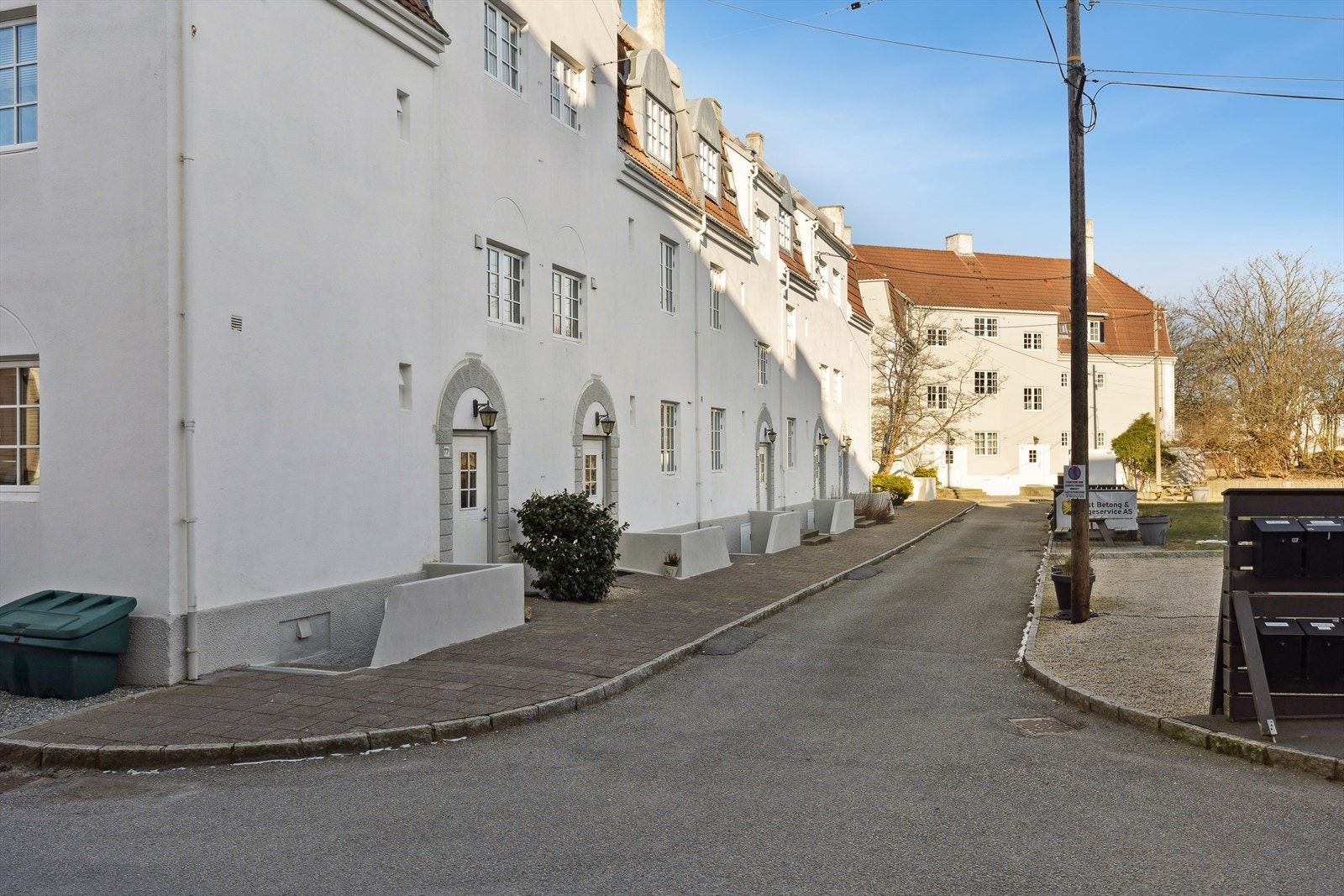 Bo på Hauge og ha alt du trenger rett i nærheten. Her bor du i et rolig og trivelig nabolag, samtidig som sentrum kun er en kort gå- eller sykkeltur unna. Galleribilde