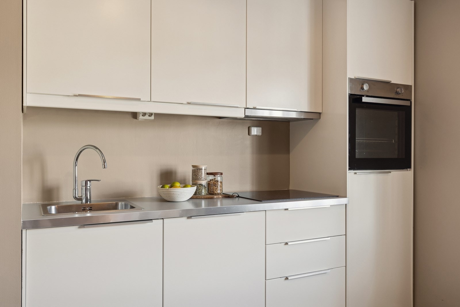 Selger har oppgradert kjøkkenet med ny stekeovn og koketopp. Galleribilde