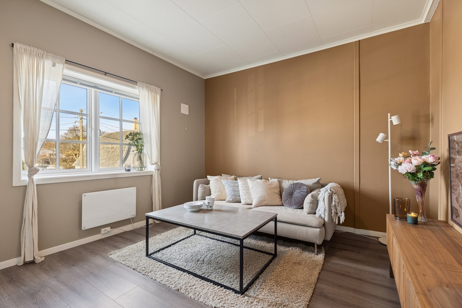 Lys og fin stue med gode innredningsmuligheter til sofagruppe og tv-møblement. Galleribilde