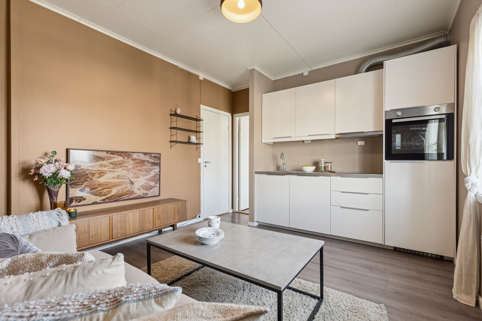 Åpen stue- og kjøkkenløsning som gir en god romfølelse. Galleribilde