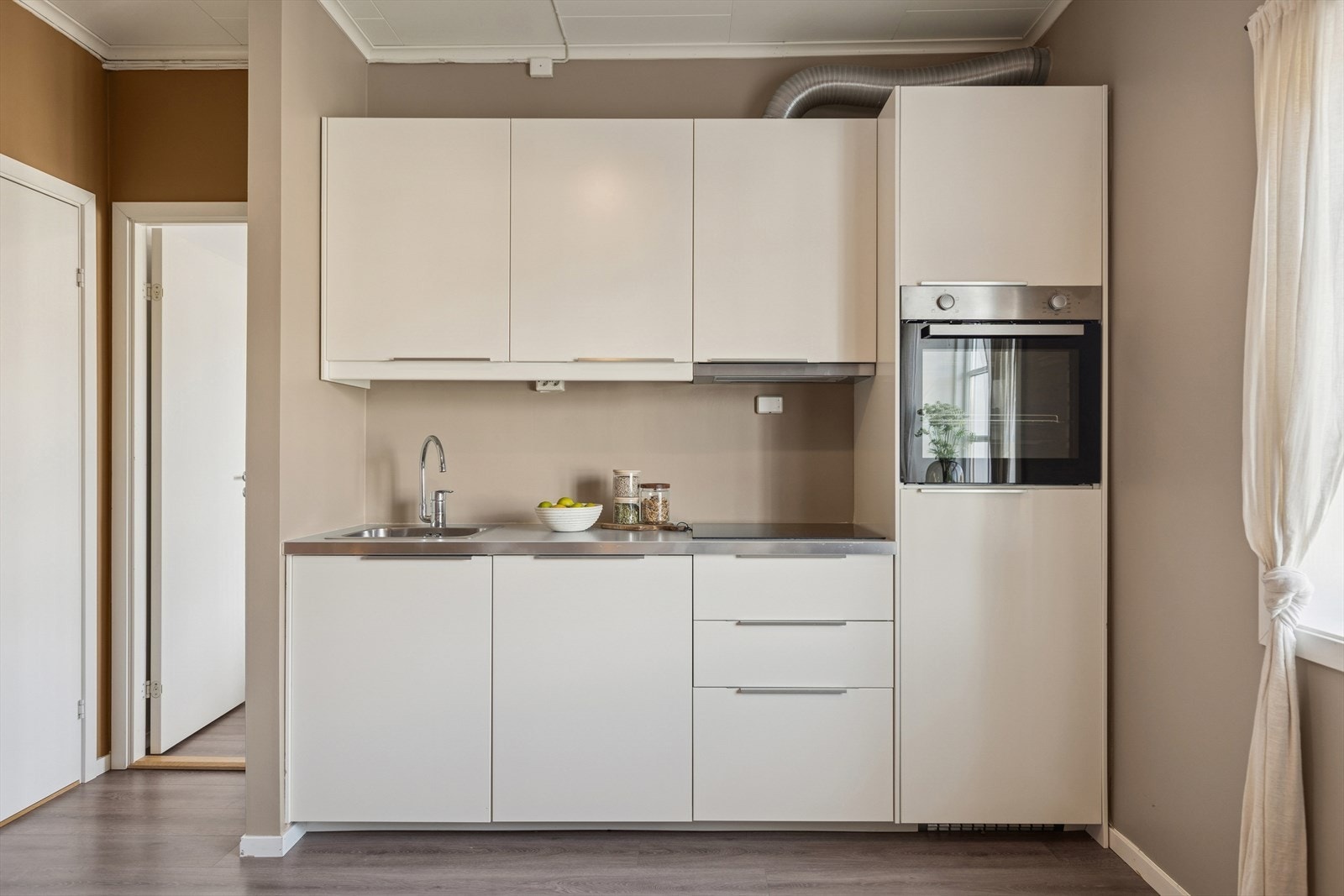 Tiltalende kjøkken, innredning med glatte fronter. Galleribilde