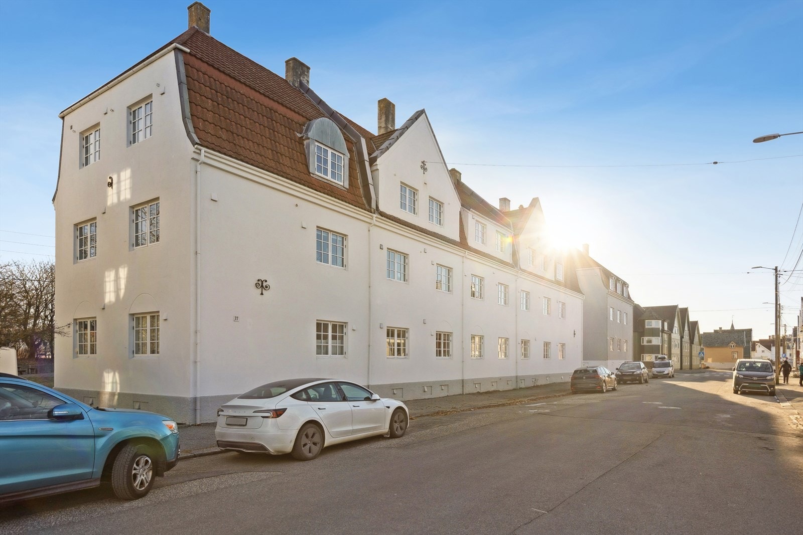 Felles parkeringsplass på sameiets tomt. Ellers parkering i offentlig gate med gjeldende bestemmelser. Galleribilde