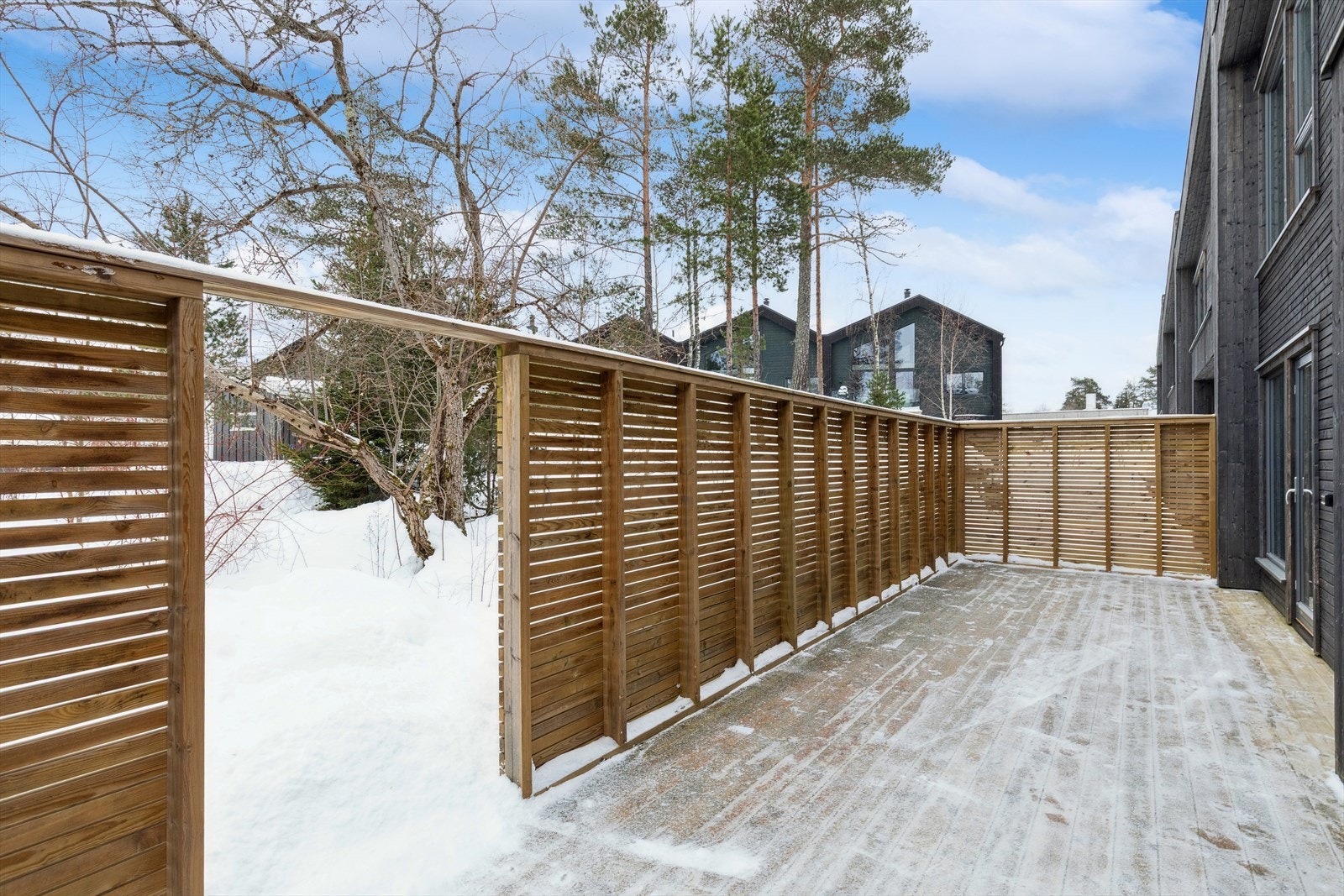 Her er det rikelig med plass til utemøbler, grill eller beplantning. En naturlig forlengelse av stuen. Galleribilde