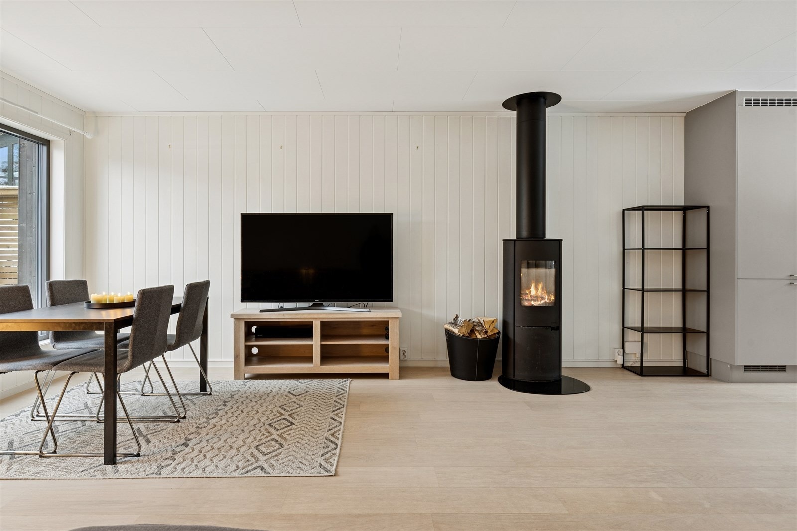 Koselig stue med vedovn, som bidrar til en lun og innbydende atmosfære. Den gir godt med varme på kalde vinterdager. Galleribilde