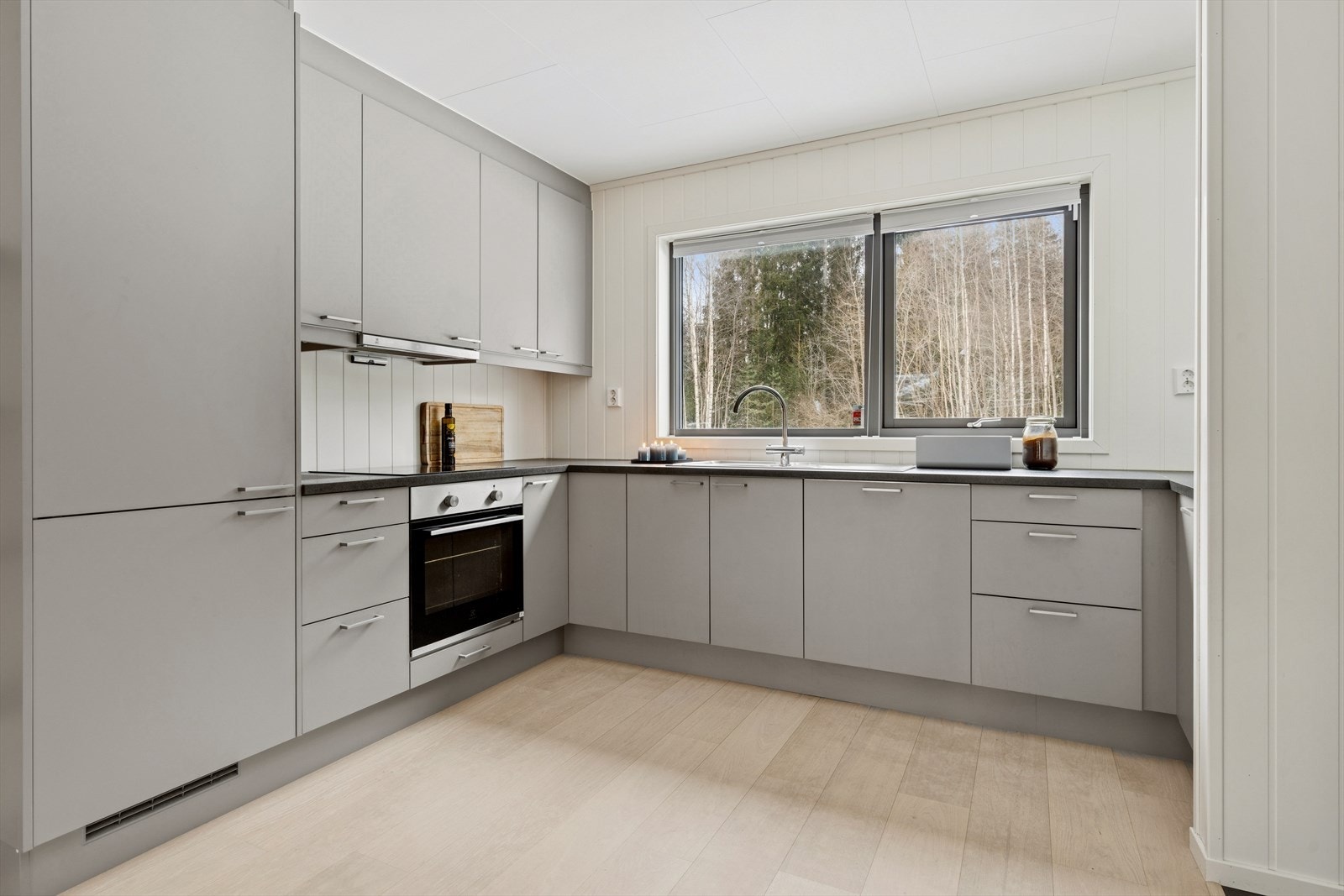 Integrerte hvitevarer som kombinert kjøl-/ og fryseskap, oppvaskmaskin, platetopp og ovn. Galleribilde