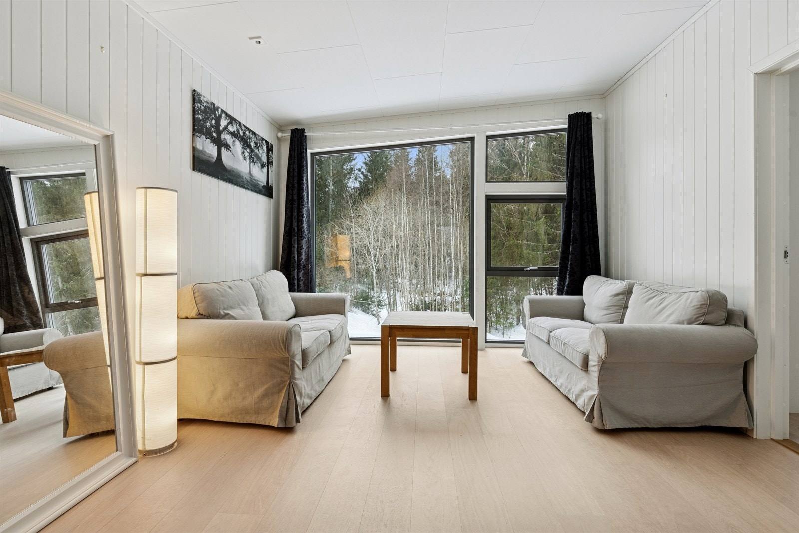 I 2.etg finner du en romslig loftstue med store vindusflater som gir rikelig med naturlig lysinnslipp. Galleribilde