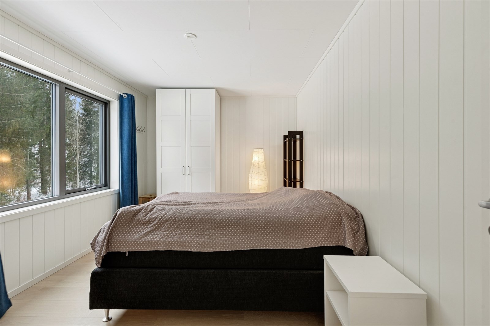 Boligen har totalt tre soverom. Hovedsoverom/soverom 1 har god skapplass og plass til dobbeltseng. Galleribilde