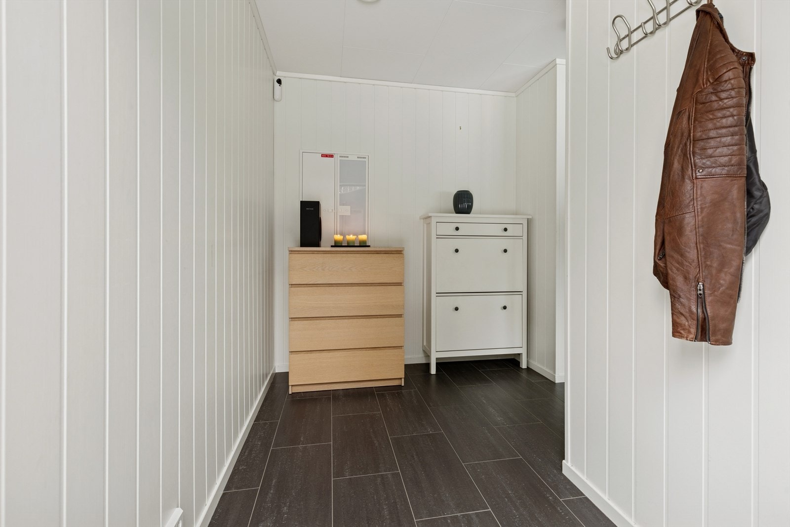 Romslig entré med gode muligheter for kommoder, skap og annet oppbevaring. Galleribilde