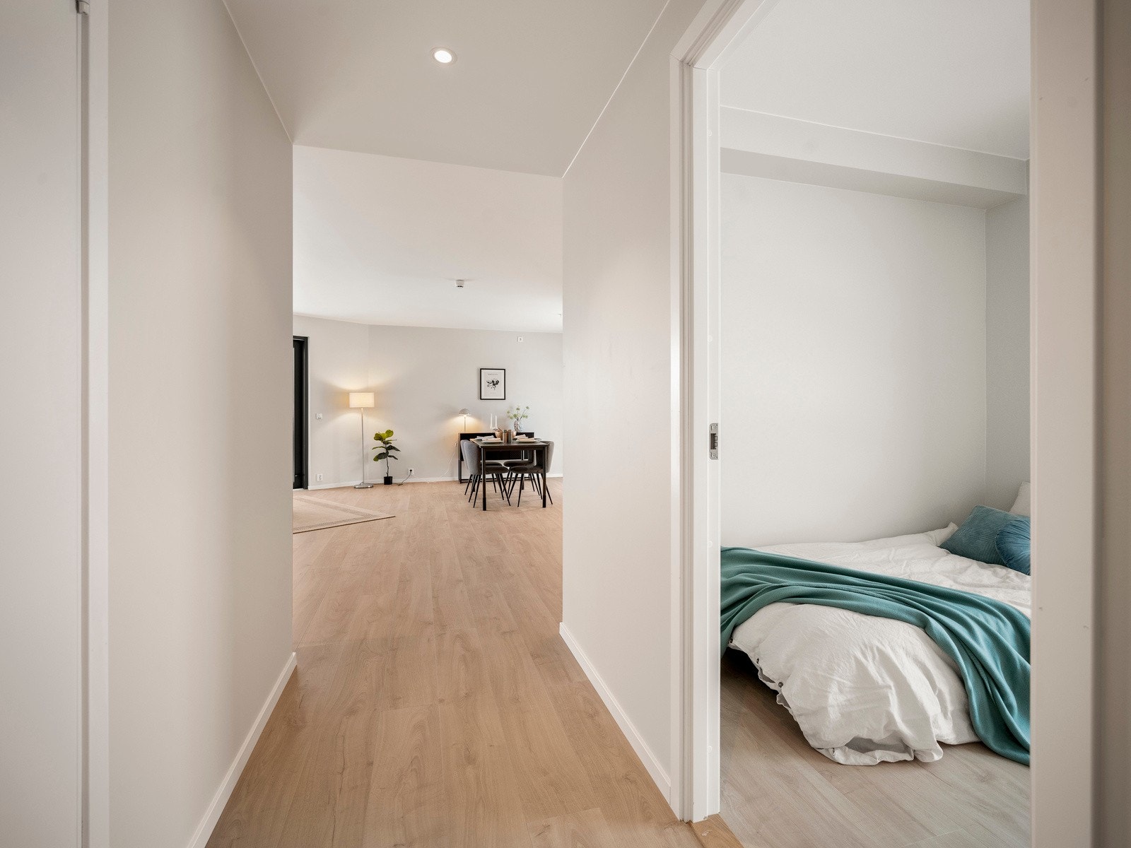 Mellomgang med adkomst til soverom, bad og wc-rom. Galleribilde