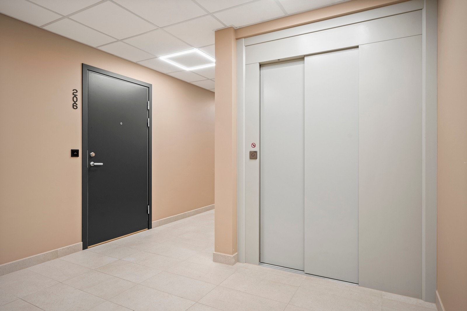 Enkel adkomst med heis til leilighetsplan. Galleribilde