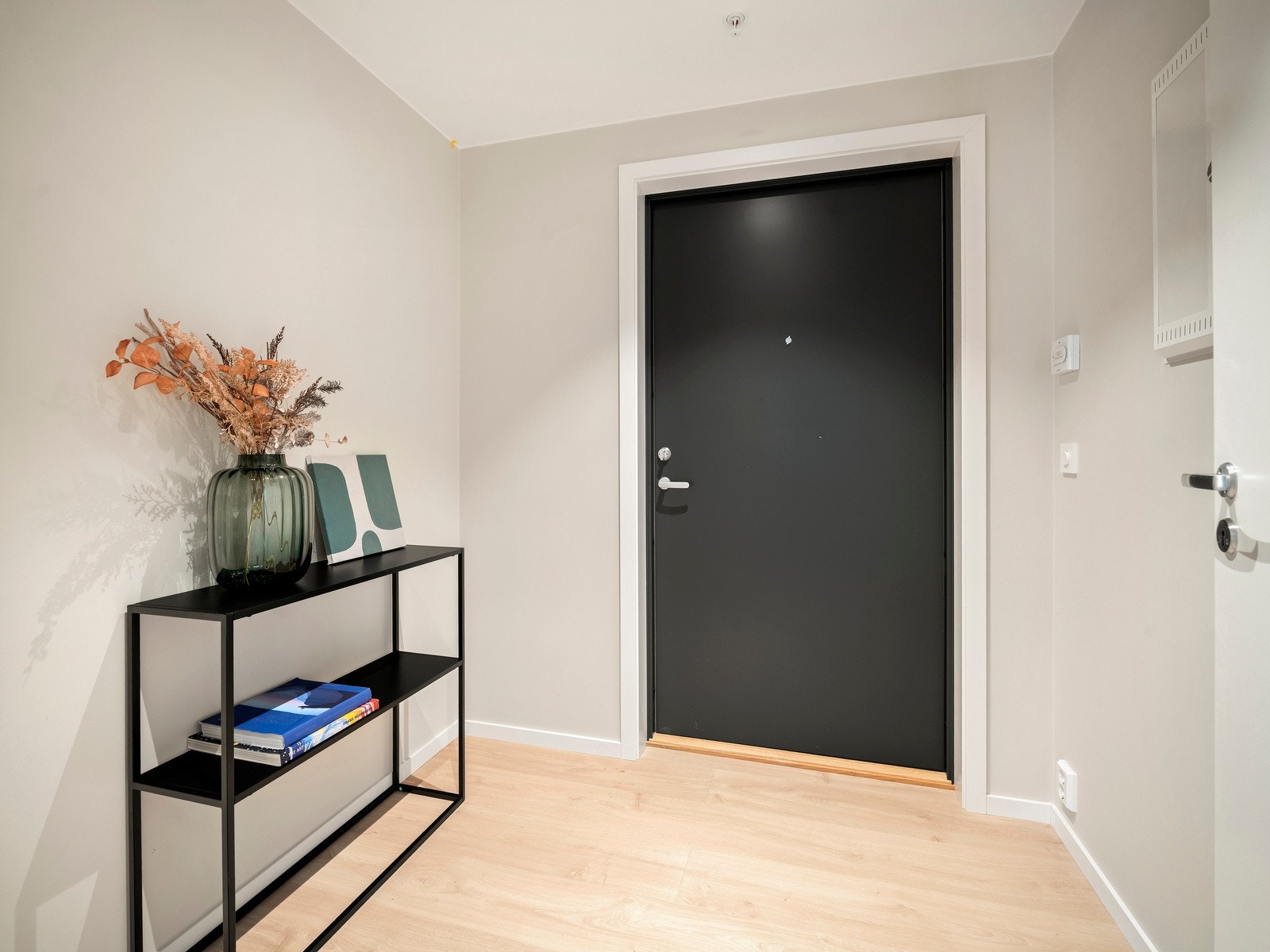 Entré med god plass til knaggrekker og skohyller for oppbevaring. Galleribilde