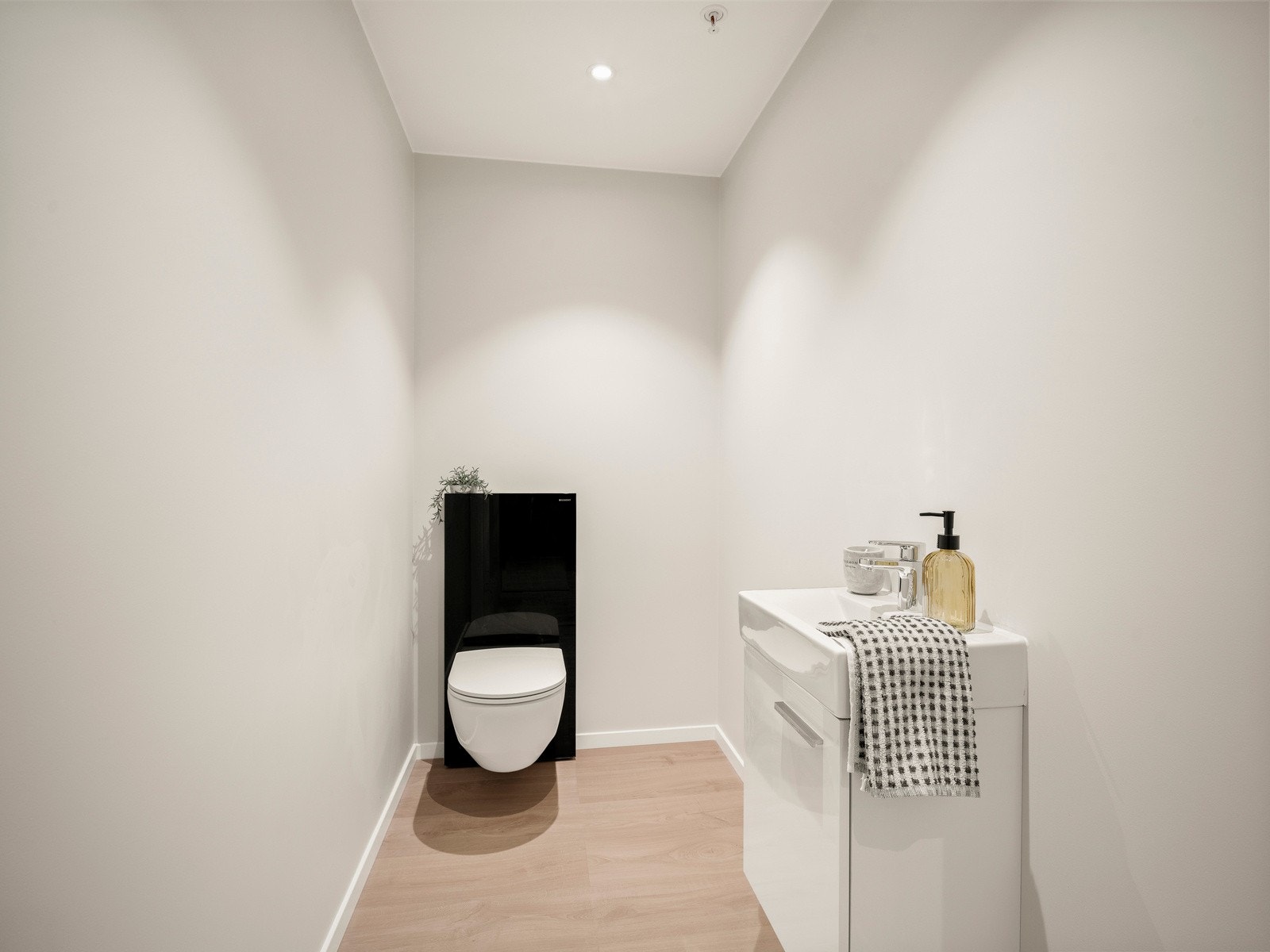 Eget toalettrom med servant og underskap. Galleribilde