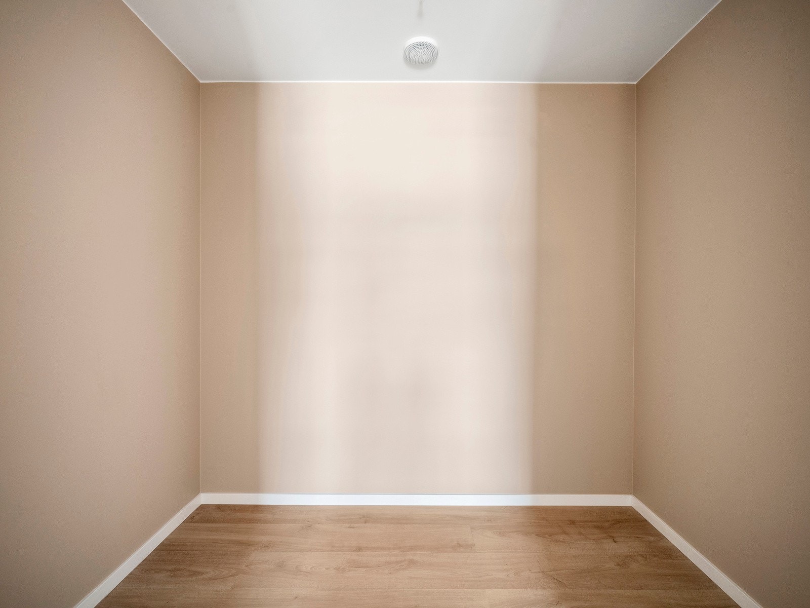 Walk-in closet tilknyttet soverom 3. Galleribilde