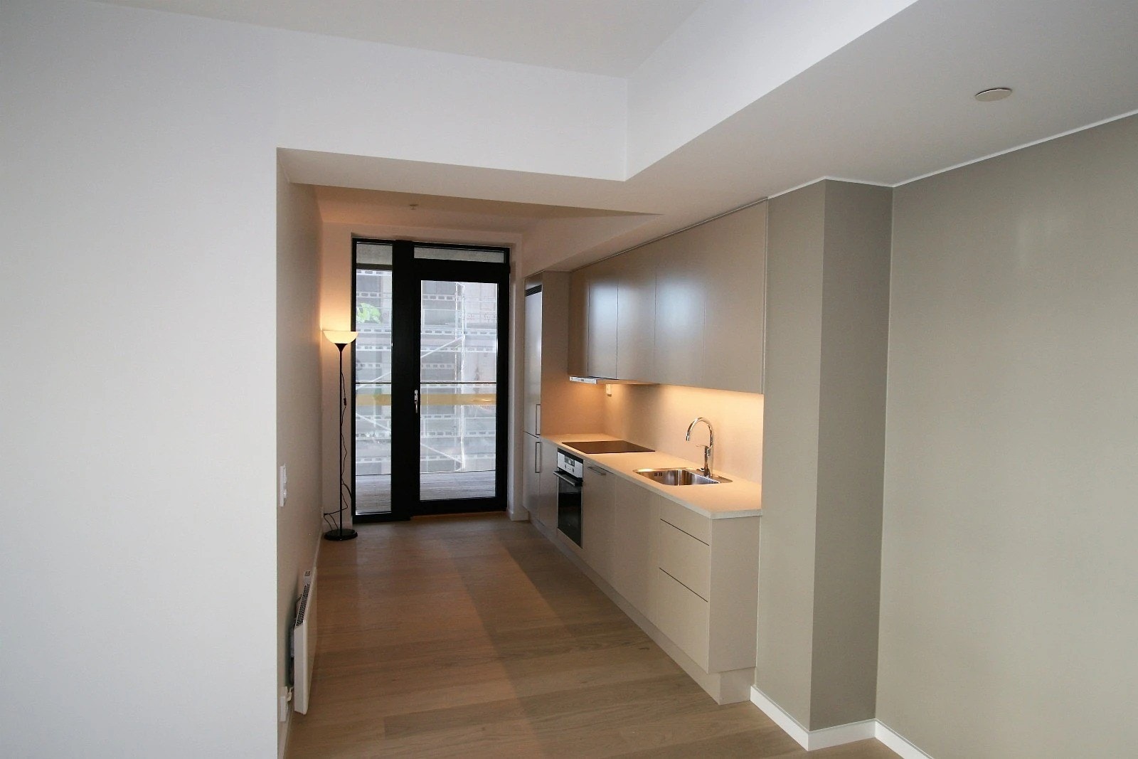 Moderne kjøkken og utgang til egen terrasse Galleribilde