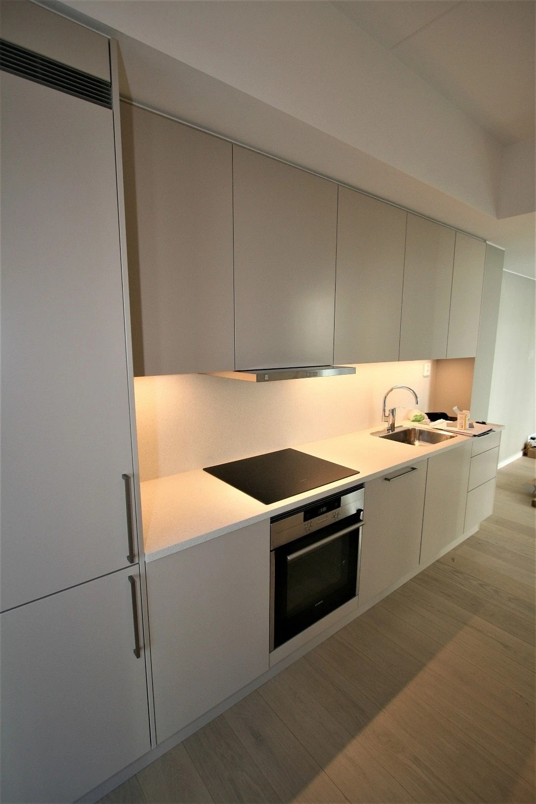 Moderne kjøkken med integrerte hvitevarer Galleribilde