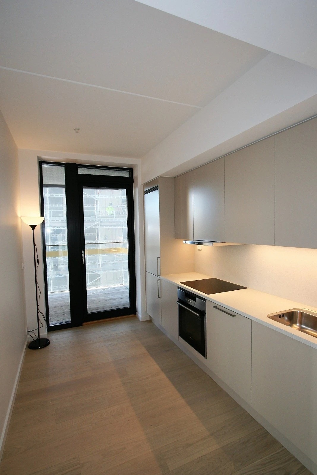 Moderne kjøkken med integrerte hvitevarer Galleribilde