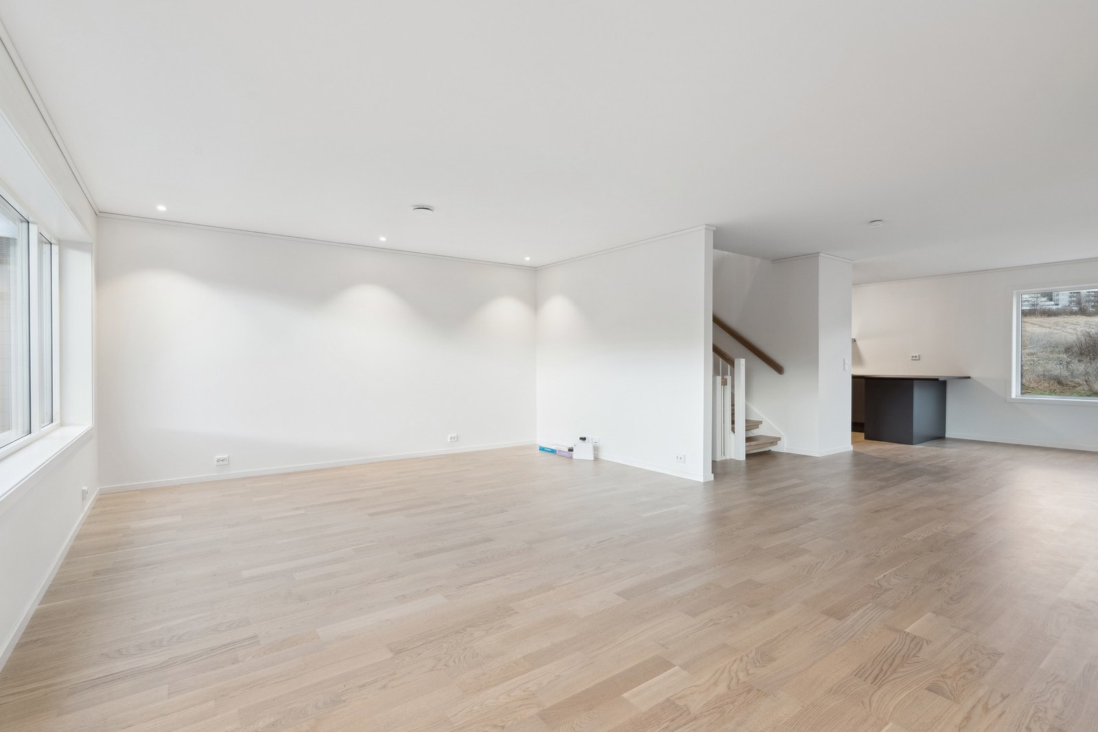 Det er parkett på gulv og gips på vegger. Galleribilde